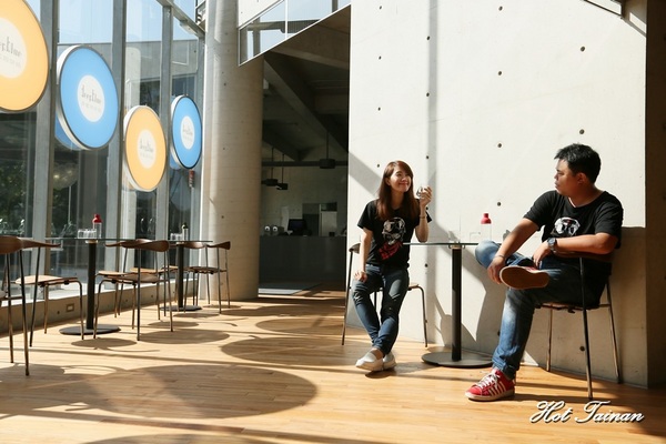 深藍咖啡館旗艦店：【台南美食】深藍咖啡館旗艦店：清水模簡約風格打造，IG打卡新熱點