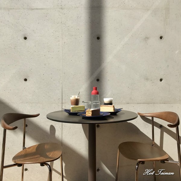 深藍咖啡館旗艦店：【台南美食】深藍咖啡館旗艦店：清水模簡約風格打造，IG打卡新熱點