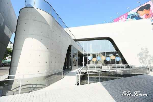 深藍咖啡館旗艦店：【台南美食】深藍咖啡館旗艦店：清水模簡約風格打造，IG打卡新熱點