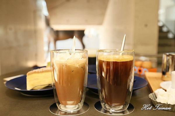 深藍咖啡館旗艦店：【台南美食】深藍咖啡館旗艦店：清水模簡約風格打造，IG打卡新熱點