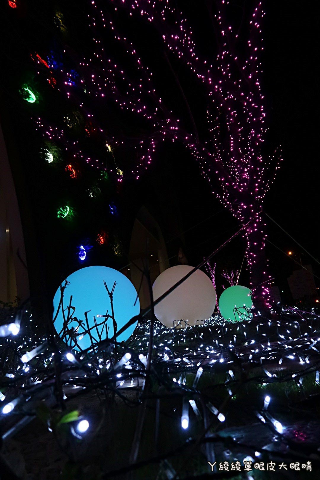 新竹竹北六家高鐵旁《6+Plaza購物廣場》試營運!粉紅燈廊|聖誕樹|暐順經貿大樓樓層介紹|交通資訊|營業時間