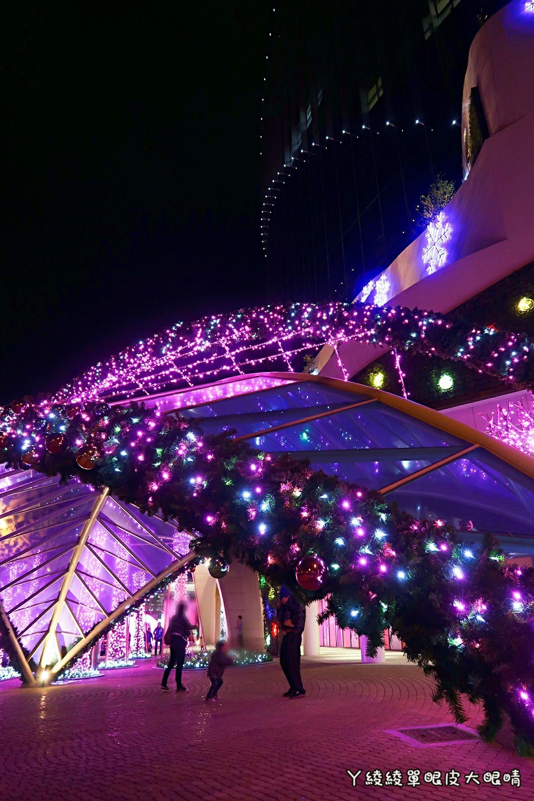 新竹竹北六家高鐵旁《6+Plaza購物廣場》試營運！粉紅燈廊｜聖誕樹｜暐順經貿大樓樓層介紹｜交通資訊｜營業時間