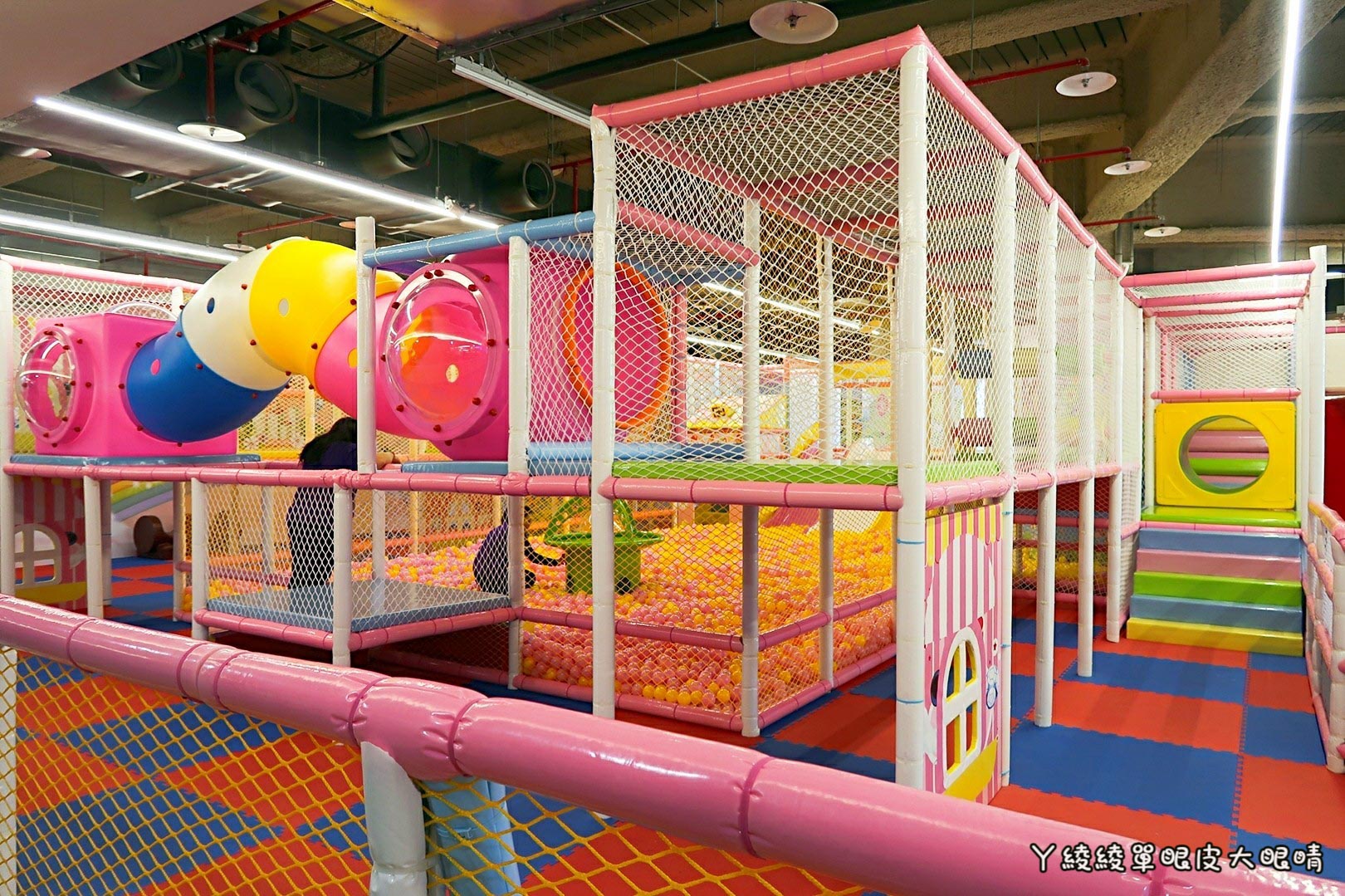 新竹《6+Plaza購物廣場》試營運!電話亭行動KTV好吸睛!會員優惠|樓層介紹|交通資訊|營業時間地址|停車場資訊