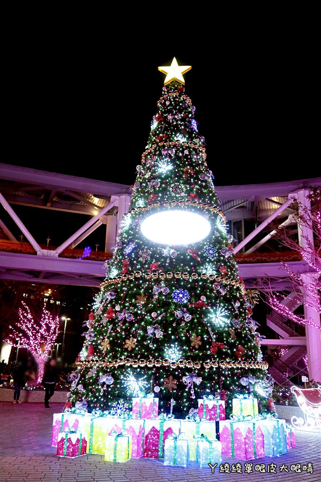 新竹竹北六家高鐵旁《6+Plaza購物廣場》試營運！粉紅燈廊｜聖誕樹｜暐順經貿大樓樓層介紹｜交通資訊｜營業時間