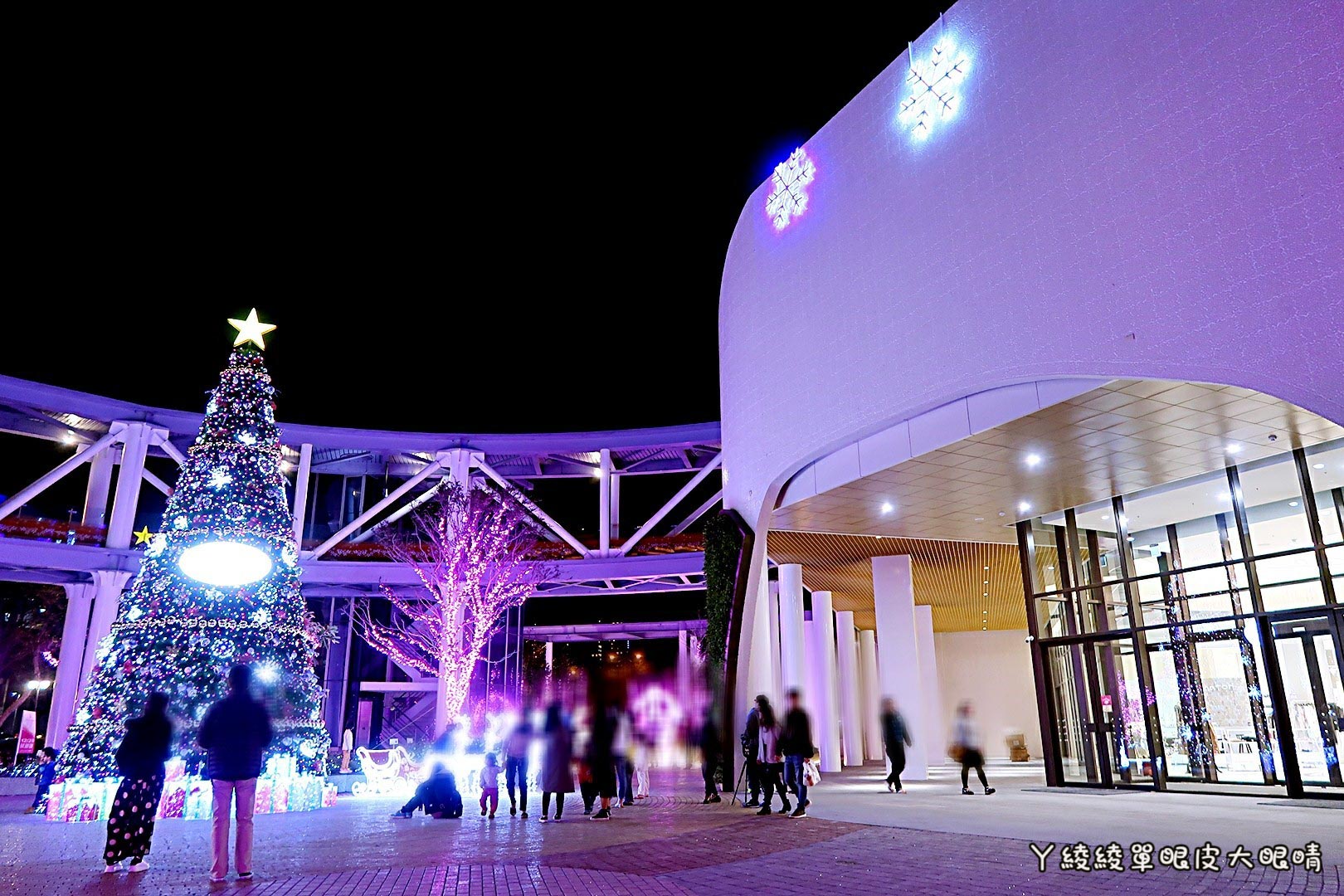 新竹竹北六家高鐵旁《6+Plaza購物廣場》試營運！粉紅燈廊｜聖誕樹｜暐順經貿大樓樓層介紹｜交通資訊｜營業時間