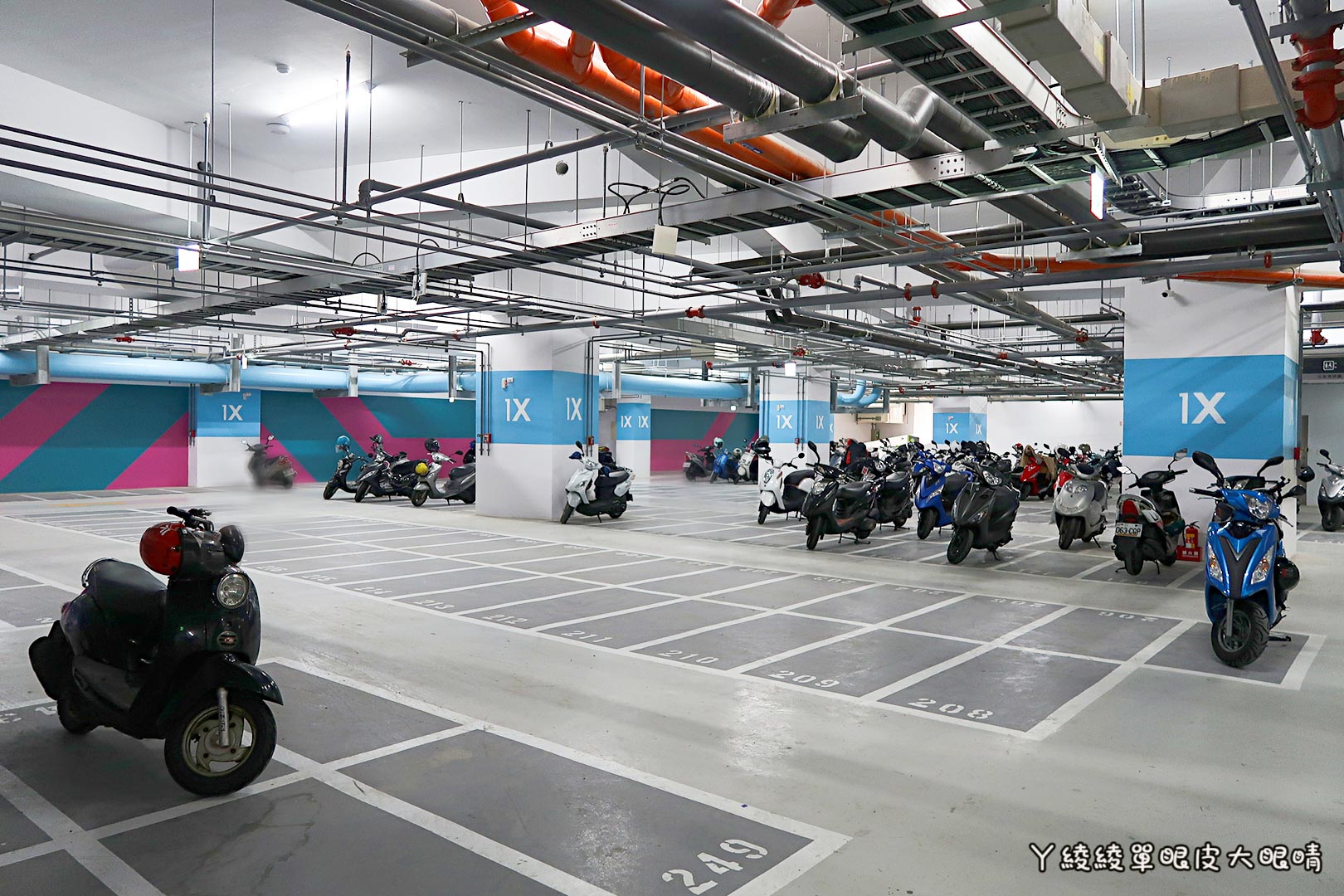 新竹《6+Plaza購物廣場》試營運!電話亭行動KTV好吸睛!會員優惠|樓層介紹|交通資訊|營業時間地址|停車場資訊