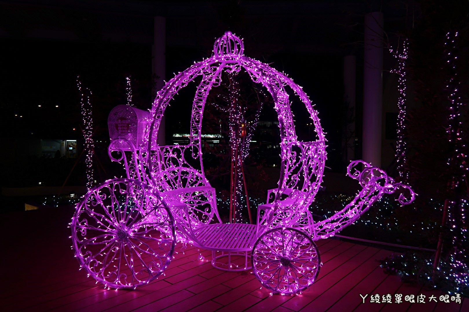 新竹竹北六家高鐵旁《6+Plaza購物廣場》試營運!粉紅燈廊|聖誕樹|暐順經貿大樓樓層介紹|交通資訊|營業時間