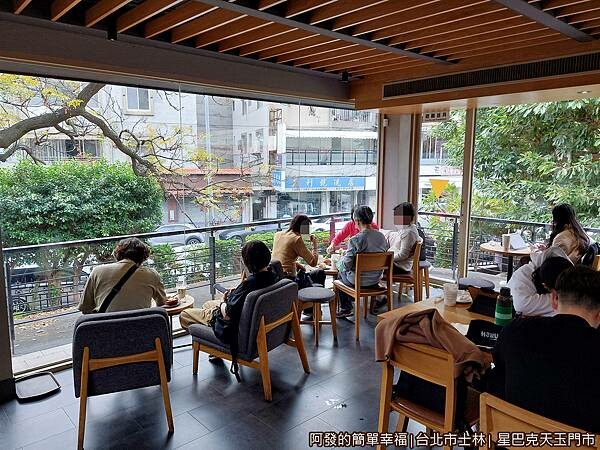 星巴克天玉門市06-愜意的大片玻璃窗旁.jpg
