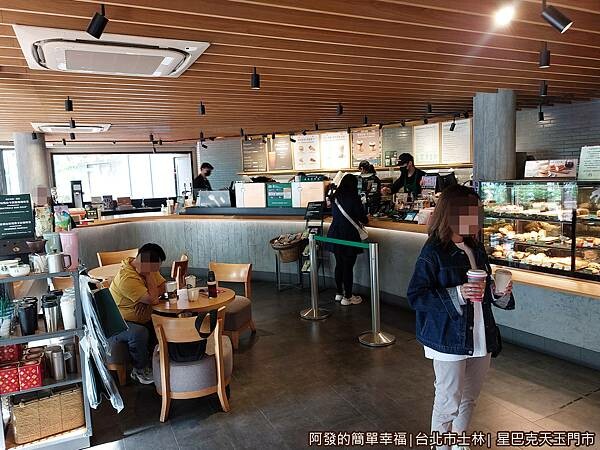 星巴克天玉門市04-室內以弧形設計呈現手沖吧台.jpg