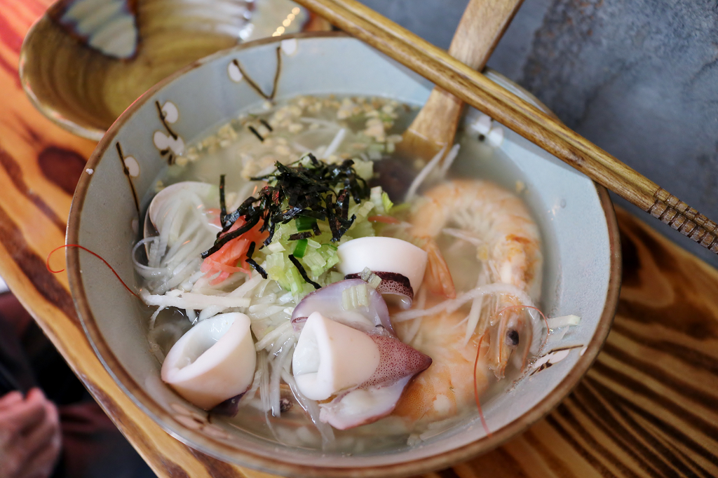 台南|鮮牡丹 東菜市隱藏版美食.台南傳統小吃推薦 海鮮粥.蚵粥 - 奇奇一起玩樂趣