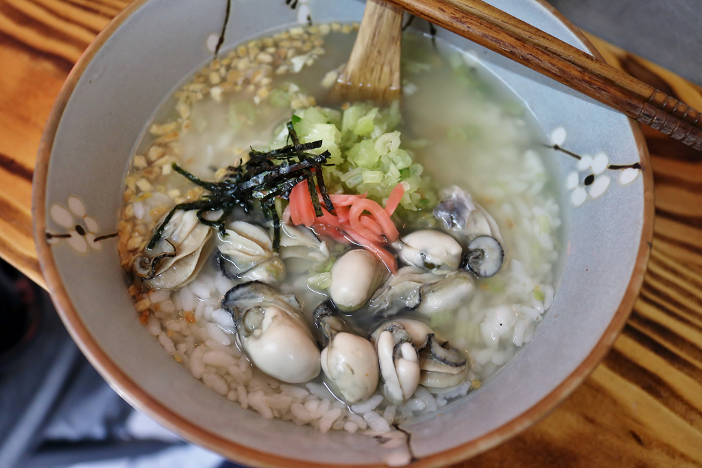台南|鮮牡丹 東菜市隱藏版美食.台南傳統小吃推薦 海鮮粥.蚵粥 - 奇奇一起玩樂趣