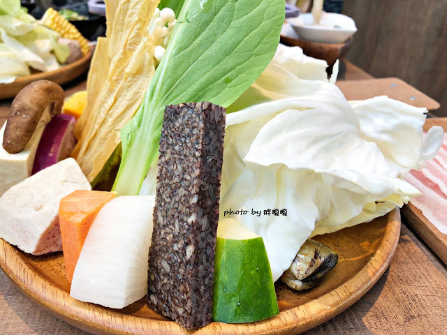 【台中 南屯】HOUSE V 好室鍋物 🌿🌿🌿 美到讓人難以相信這是火鍋店，用餐空間優雅、舒適，肉品當真好吃、海鮮也新鮮的沒話說，還有午間限定鍋物，整個很划算，是會讓人想再訪的鍋物餐廳💘