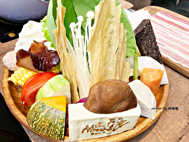 【台中 南屯】HOUSE V 好室鍋物 🌿🌿🌿 美到讓人難以相信這是火鍋店，用餐空間優雅、舒適，肉品當真好吃、海鮮也新鮮的沒話說，還有午間限定鍋物，整個很划算，是會讓人想再訪的鍋物餐廳💘