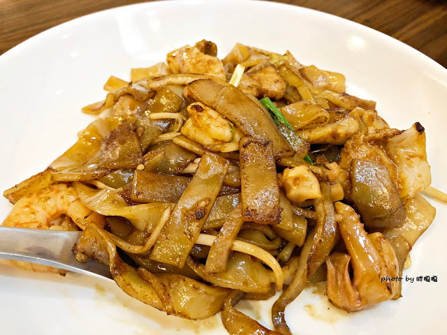 【台中 南屯】半島鐵盒茶餐廳👍多名好友激推，平價港式茶餐廳，提供品項多元，口味偏台式，價格很實惠，難怪用餐時間人潮絡繹不絕👯👯👯