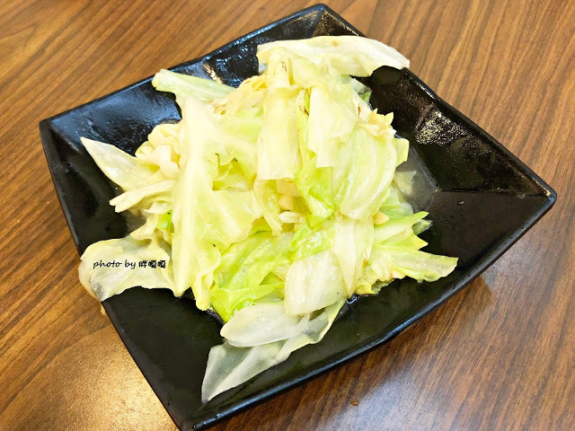 【台中 南屯】半島鐵盒茶餐廳👍多名好友激推，平價港式茶餐廳，提供品項多元，口味偏台式，價格很實惠，難怪用餐時間人潮絡繹不絕👯👯👯