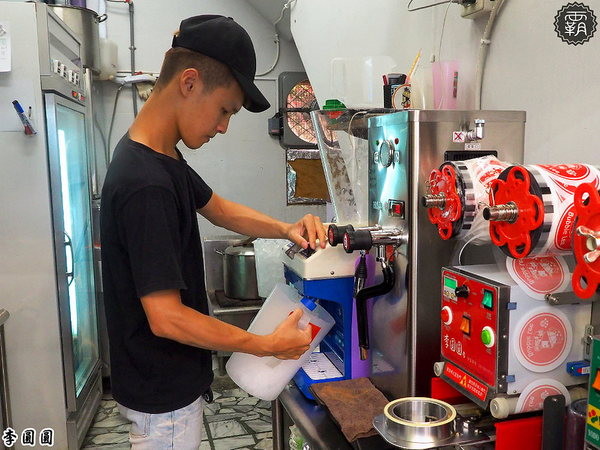 李圓圓珍珠奶茶(淡水老街)： 李圓圓黑糖珍珠鮮奶，淡水老街超夯人氣黑糖珍珠鮮奶，2.0更香濃~