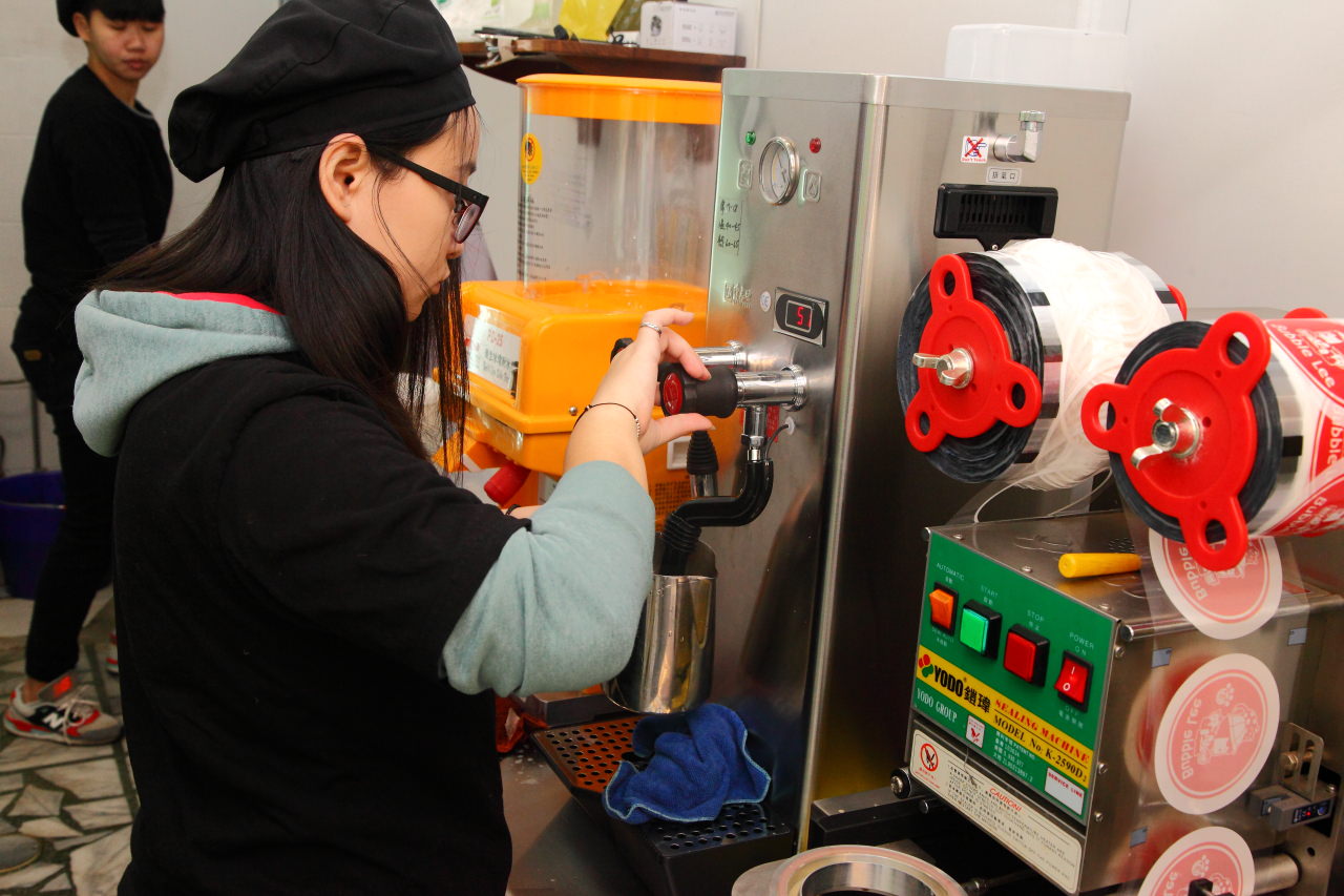 [新北淡水] 淡水老街新散步美食，人手一杯！爆棚超人氣鮮奶黑糖珍珠飲品！李圓圓 Bubble Lee - 大手牽小手。玩樂趣