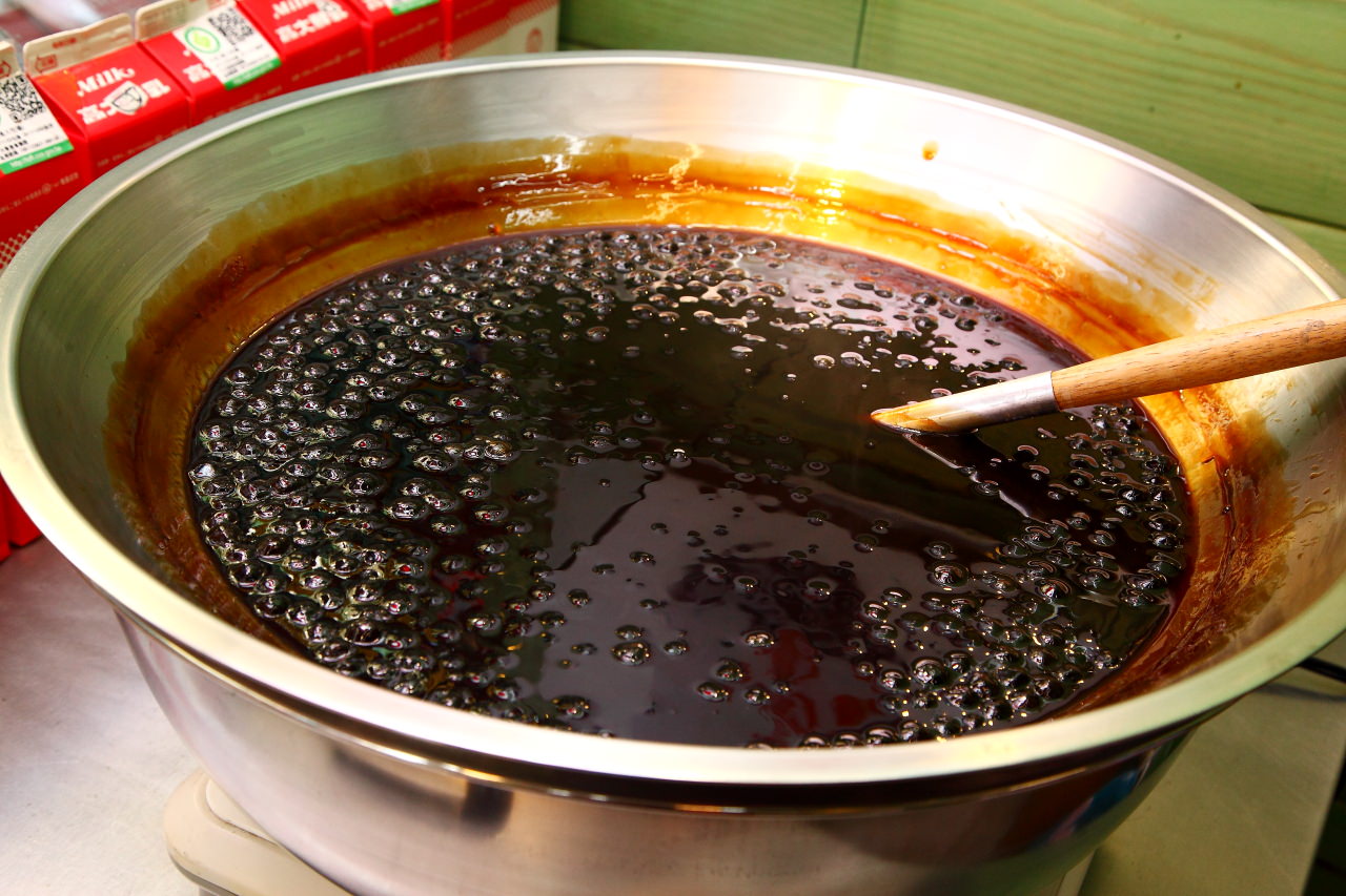 [新北淡水] 淡水老街新散步美食，人手一杯！爆棚超人氣鮮奶黑糖珍珠飲品！李圓圓 Bubble Lee - 大手牽小手。玩樂趣