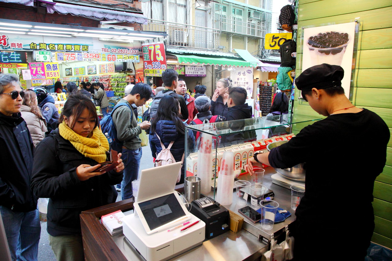[新北淡水] 淡水老街新散步美食，人手一杯！爆棚超人氣鮮奶黑糖珍珠飲品！李圓圓 Bubble Lee - 大手牽小手。玩樂趣