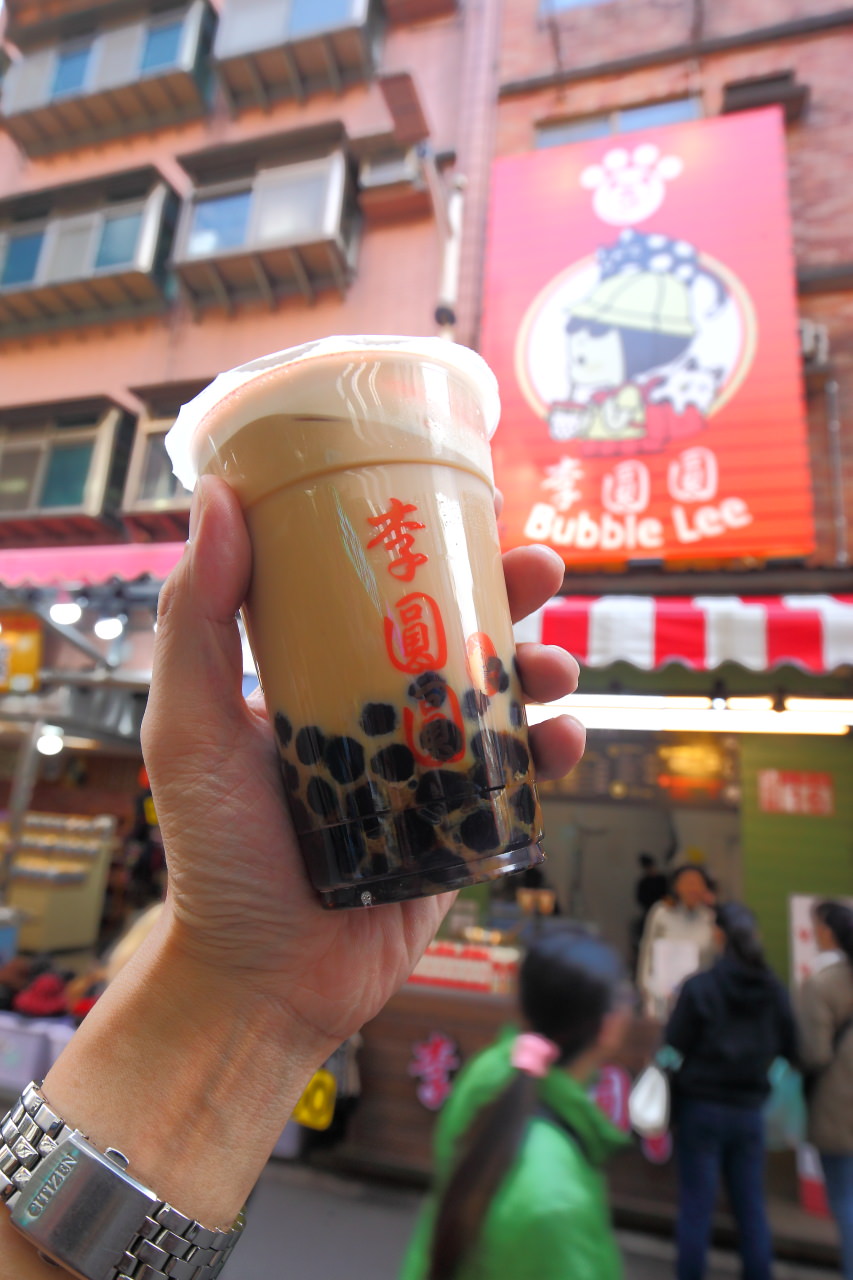[新北淡水] 淡水老街新散步美食，人手一杯！爆棚超人氣鮮奶黑糖珍珠飲品！李圓圓 Bubble Lee - 大手牽小手。玩樂趣