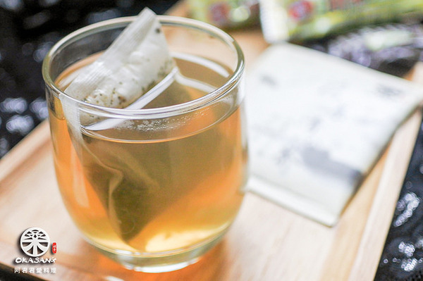 O卡桑 の 裸食代：吃吃吃【O卡桑の裸食代】荷葉清心茶幫你去油解膩對身體好！