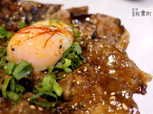 【桃園南崁美食】牛角次男坊：日本燒肉丼專門店，香氣逼人份量十足；霸氣日式烤肉飯激推，台茂購物中心美食推薦