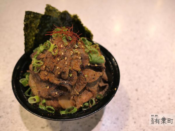 【桃園南崁美食】牛角次男坊：日本燒肉丼專門店，香氣逼人份量十足；霸氣日式烤肉飯激推，台茂購物中心美食推薦