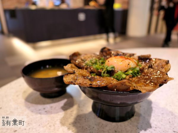 【桃園南崁美食】牛角次男坊：日本燒肉丼專門店，香氣逼人份量十足；霸氣日式烤肉飯激推，台茂購物中心美食推薦