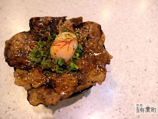 【桃園南崁美食】牛角次男坊：日本燒肉丼專門店，香氣逼人份量十足；霸氣日式烤肉飯激推，台茂購物中心美食推薦