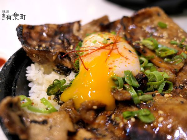 【桃園南崁美食】牛角次男坊：日本燒肉丼專門店，香氣逼人份量十足；霸氣日式烤肉飯激推，台茂購物中心美食推薦