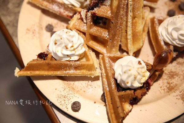 凌晨食刻×熊屋：凌晨食刻熊屋。網美最愛！超好拍又夢幻乾燥花牆,寵物友善餐廳(員林火車站周邊餐廳)