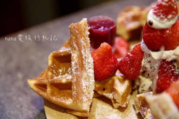 凌晨食刻×熊屋：凌晨食刻熊屋。網美最愛！超好拍又夢幻乾燥花牆,寵物友善餐廳(員林火車站周邊餐廳)