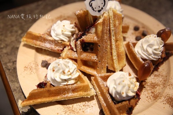 凌晨食刻×熊屋：凌晨食刻熊屋。網美最愛！超好拍又夢幻乾燥花牆,寵物友善餐廳(員林火車站周邊餐廳)