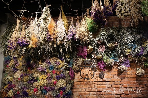 凌晨食刻×熊屋：凌晨食刻熊屋。網美最愛！超好拍又夢幻乾燥花牆,寵物友善餐廳(員林火車站周邊餐廳)