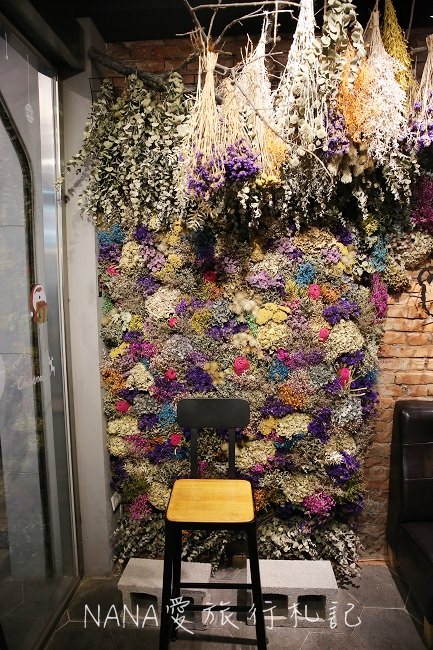 凌晨食刻×熊屋：凌晨食刻熊屋。網美最愛！超好拍又夢幻乾燥花牆,寵物友善餐廳(員林火車站周邊餐廳)