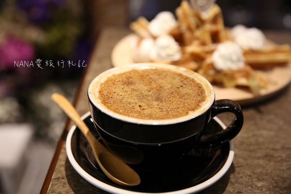 凌晨食刻×熊屋：凌晨食刻熊屋。網美最愛！超好拍又夢幻乾燥花牆,寵物友善餐廳(員林火車站周邊餐廳)