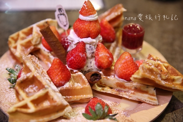 凌晨食刻×熊屋：凌晨食刻熊屋。網美最愛！超好拍又夢幻乾燥花牆,寵物友善餐廳(員林火車站周邊餐廳)