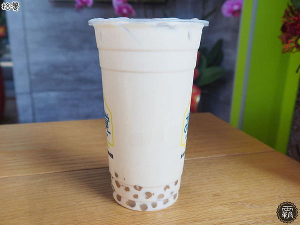 拾覺細作輕飲(台中樂業店)： 拾覺台中樂業店新開幕~葡柚冰茶茶味重果肉多多~