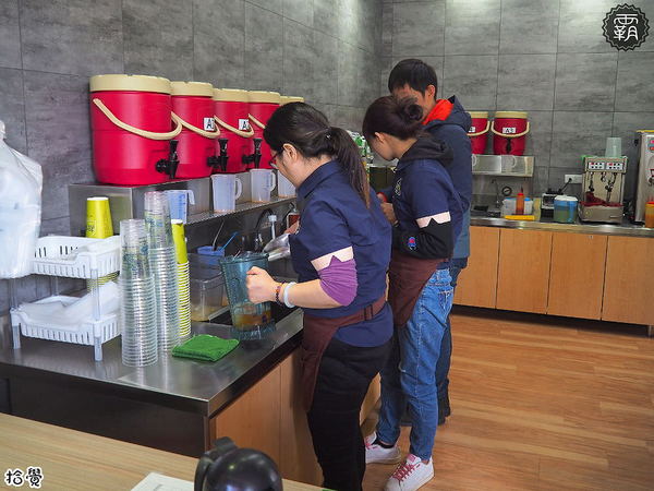 拾覺細作輕飲(台中樂業店)： 拾覺台中樂業店新開幕~葡柚冰茶茶味重果肉多多~