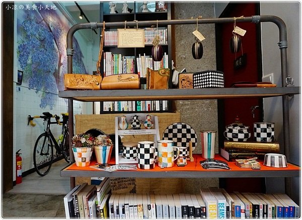 OkieDokie Cafe：台中咖啡館推薦』OkieDokie Cafe║夢幻彩繪牆，網美必去打卡點!文青風裝潢，結合澳洲輕食、漢堡、三明治的咖啡小店