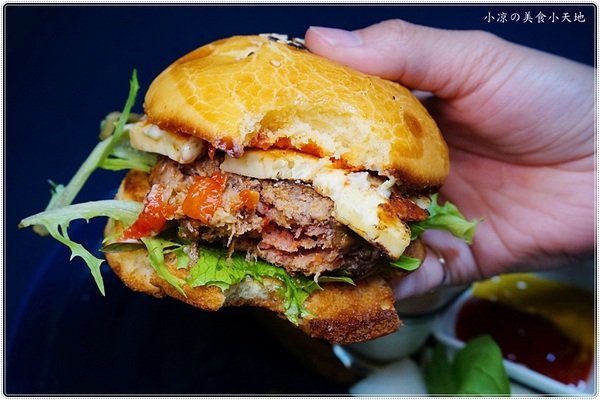 OkieDokie Cafe：台中咖啡館推薦』OkieDokie Cafe║夢幻彩繪牆，網美必去打卡點!文青風裝潢，結合澳洲輕食、漢堡、三明治的咖啡小店