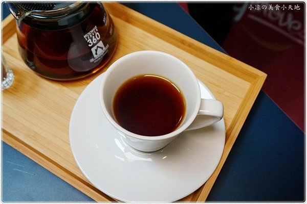 OkieDokie Cafe：台中咖啡館推薦』OkieDokie Cafe║夢幻彩繪牆，網美必去打卡點!文青風裝潢，結合澳洲輕食、漢堡、三明治的咖啡小店