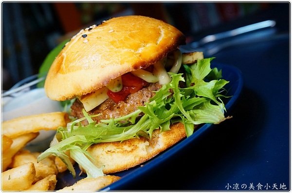 OkieDokie Cafe：台中咖啡館推薦』OkieDokie Cafe║夢幻彩繪牆，網美必去打卡點!文青風裝潢，結合澳洲輕食、漢堡、三明治的咖啡小店