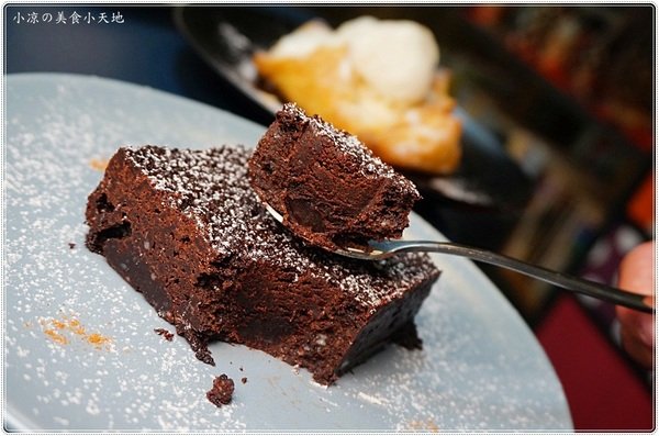 OkieDokie Cafe：台中咖啡館推薦』OkieDokie Cafe║夢幻彩繪牆，網美必去打卡點!文青風裝潢，結合澳洲輕食、漢堡、三明治的咖啡小店