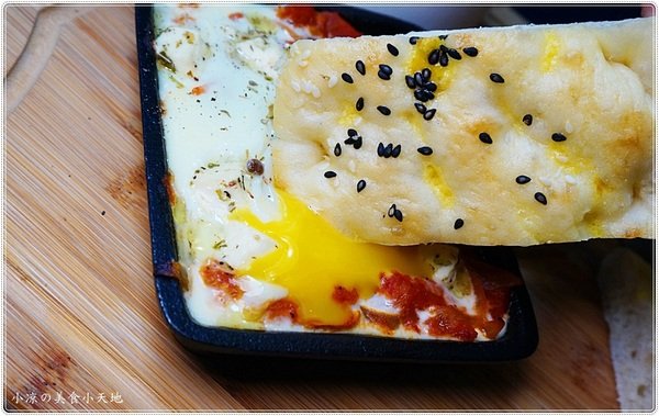 OkieDokie Cafe：台中咖啡館推薦』OkieDokie Cafe║夢幻彩繪牆，網美必去打卡點!文青風裝潢，結合澳洲輕食、漢堡、三明治的咖啡小店