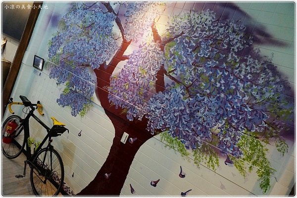 OkieDokie Cafe：台中咖啡館推薦』OkieDokie Cafe║夢幻彩繪牆，網美必去打卡點!文青風裝潢，結合澳洲輕食、漢堡、三明治的咖啡小店