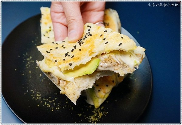 OkieDokie Cafe：台中咖啡館推薦』OkieDokie Cafe║夢幻彩繪牆，網美必去打卡點!文青風裝潢，結合澳洲輕食、漢堡、三明治的咖啡小店