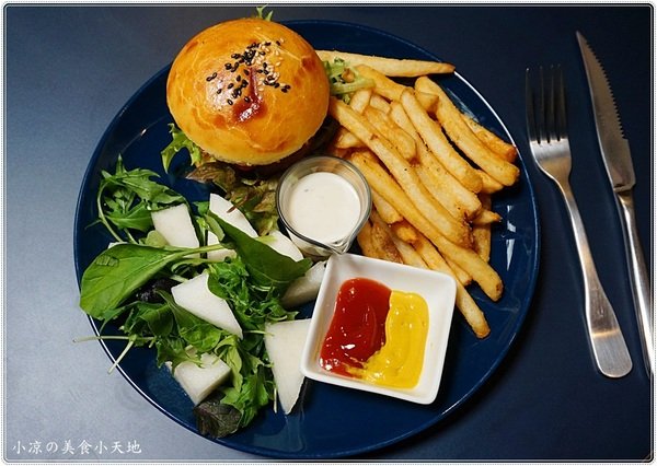 OkieDokie Cafe：台中咖啡館推薦』OkieDokie Cafe║夢幻彩繪牆，網美必去打卡點!文青風裝潢，結合澳洲輕食、漢堡、三明治的咖啡小店