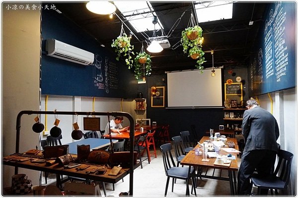 OkieDokie Cafe：台中咖啡館推薦』OkieDokie Cafe║夢幻彩繪牆，網美必去打卡點!文青風裝潢，結合澳洲輕食、漢堡、三明治的咖啡小店