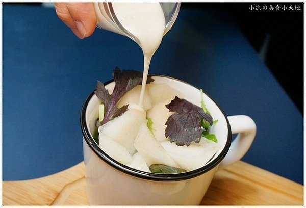 OkieDokie Cafe：台中咖啡館推薦』OkieDokie Cafe║夢幻彩繪牆，網美必去打卡點!文青風裝潢，結合澳洲輕食、漢堡、三明治的咖啡小店